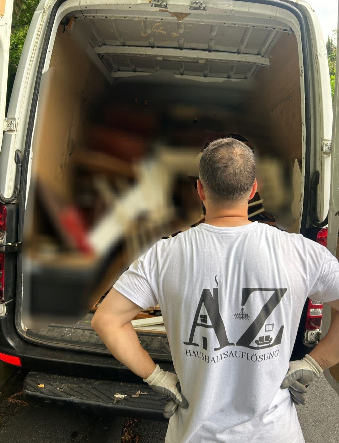 Mitarbeiter von AZ Haushaltsauflösung am Transporter